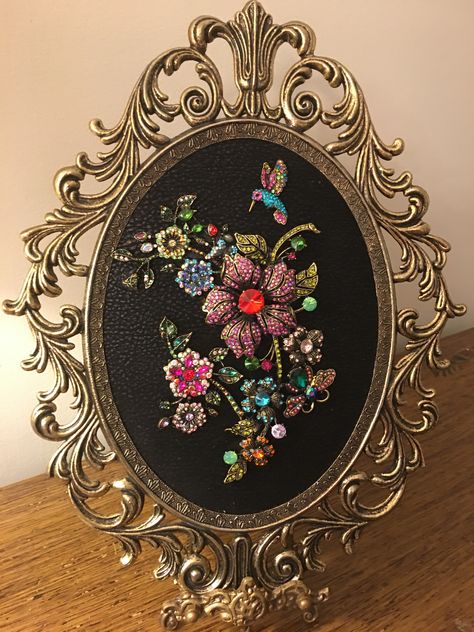 Brooch Art Framed, Jewelry Art Ideas, Antique Jewelry Crafts, Brooch Tree, Jewelry Shadow Box, Vintage Jewelry Display, Jewelry Pictures, Jeweled Picture, Old Jewelry Crafts