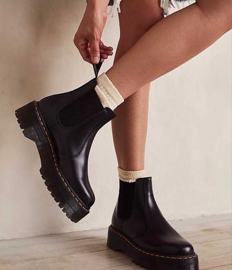 Dock Martins Outfit Fall, Bex Smooth Dr Martens Outfits, Autumn Shoes Women 2023, Doc Martens Ankle Boots, Women’s Doc Martens, Doc Marten Platform Chelsea Boot Outfit, Doc Chelsea Boots, Autumn Shoes 2023, Doc Martens Platform Chelsea Boots