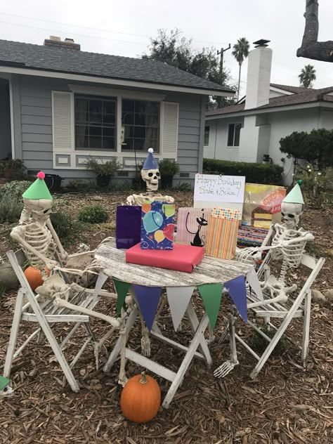 Halloween Skeleton Bbq, Funny Skeleton Ideas, Skeleton Birthday Party, Skelton Ideas, Yard Skeletons, Halloween Decorations Skeleton Funny, Birthday Skeleton, Funny Skeleton Yard Decorations, Funny Outdoor Skeleton Display