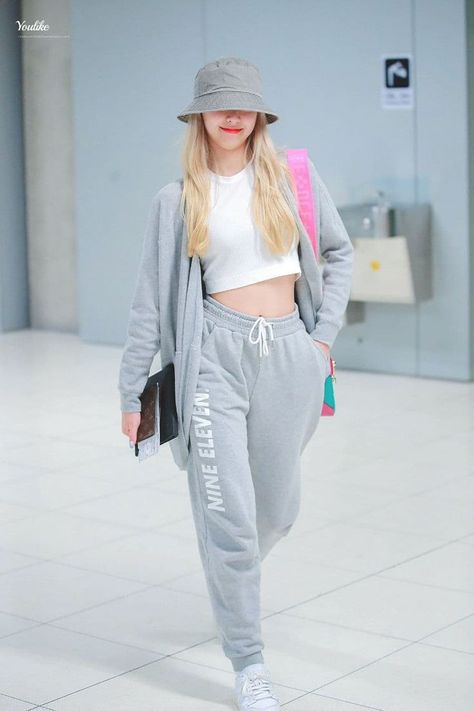 Pin|donisiavashan 🌸≷ Asian Style Clothes, Korean Outfit Street Styles, Itzy Yuna, Yuna Itzy, City Outfits, Cute Comfy Outfits, Kpop Fashion Outfits, Sporty Outfits, Kpop Outfits