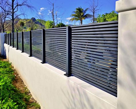 Aluminum Fence Landscaping, Pagar Modern, Aluminum Driveway Gates, Aluminum Gates, Black Garage, Gate Fence, Aluminum Fencing, Fence Toppers, Glass Fence