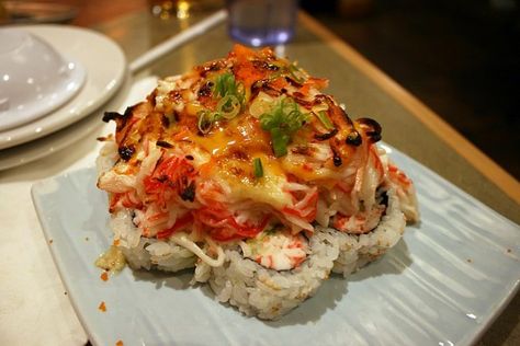 Volcano Roll Sushi - A Recipe Worth Trying Volcano Roll Sushi, Sushi Hiro, Volcano Roll, Maki Roll, Sushi Roll Recipes, Japanese Food Sushi, Roll Sushi, Sushi Art, How To Make Sushi