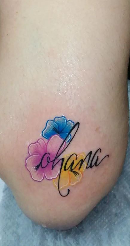 100 Unique Ohana Tattoos & Designs To Honor Your Family - Tattoo Me Now Stitch Memorial Tattoo, Tattoos To Symbolize Family, Mother Daughter Stitch Tattoos, Matching Niece And Aunt Tattoo, Ohana Ankle Tattoo, Hawaiian Sister Tattoos, Mom Tattoos Sleeve, Ohana Plumeria Tattoo, Family Disney Tattoos