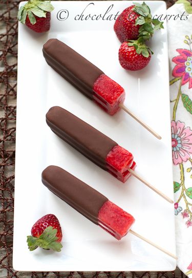 Strawberry Popsicles, Chocolate Covered Strawberry, Cold Treats, Ice Cream Popsicles, Popsicle Recipes, Covered Strawberries, Summer Treats, Chocolate Covered Strawberries, Frozen Desserts