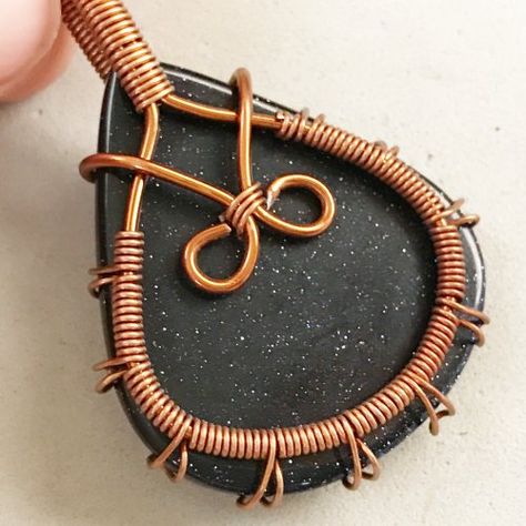 Wire Jewelry Patterns How To Make, Wire Wrapped Jewelry Tutorials Free, Copper Jewelry Diy, Jewelry Tutorials Free, Jewelry Making Patterns, Wire Jewelry Patterns, Wire Wrapped Stone Jewelry, Wire Wrap Jewelry Designs, Wire Wrapped Jewelry Diy