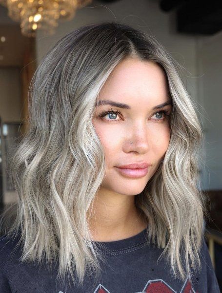 Ash Blonde Hair Color, Blonde Hair With Dark Roots, Hair With Dark Roots, Blonde Hair With Roots, Hair Color Blonde Highlights, Tan Skin Blonde Hair, Ash Blonde Hair Colour, Color Rubio, Ash Blonde Balayage