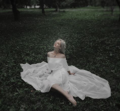 White Frock Photoshoot, White Dress Forest Photoshoot, White Dress Field Photoshoot, Nature Dress Forests, White Dress In Forest, White Flowy Dress Goddesses, White Dress Forest, Creepy Photoshoot, Tulle Dress Photoshoot