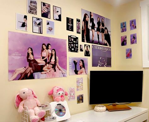 Itzy Room Decor, Itzy Collection, Kpop Rooms, Korean Bedroom Ideas, Kpop Shelf, Itzy Ot5, Dorm Room Wall Decor, Kpop Room, Clean Your Room