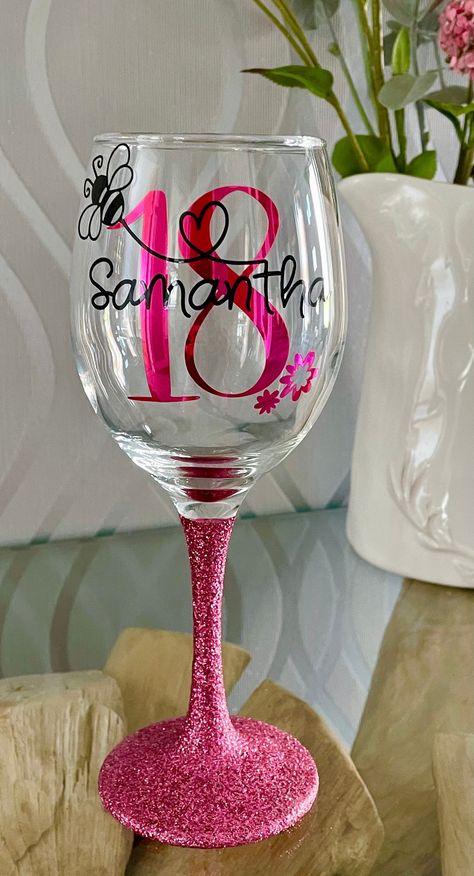 Add that little extra sparkle to any celebration with our beautiful personalised  glasses. This particular Glass can be personalised with the the name of a loved one with your age of choice. The stems and bases of the glasses are fully glittered the same colour as the age on the glass. The perfect gift for someone special. A wide range of colours are available. Your name will be written in black across the age (unless you request otherwise), which will be in the colour of your choice. The beauti Wine Glass Gifts Ideas, 21st Birthday Glass, Bumble Bee Birthday, Diy Gifts To Sell, 21st Bday Ideas, Wine Glass Designs, Birthday Glitter, Diy Wine Glasses, Birthday Wine Glass