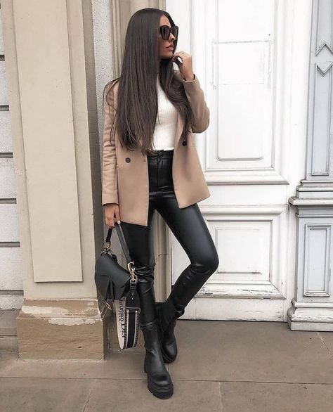 Leather Jeans Outfit, Faux Leather Pants Outfit, Leather Trousers Outfit, World Fashion, Leather Pants Outfit, Work Outfits Women, Faux Leather Pants, Winter Fashion Outfits, Fall Outfits Women