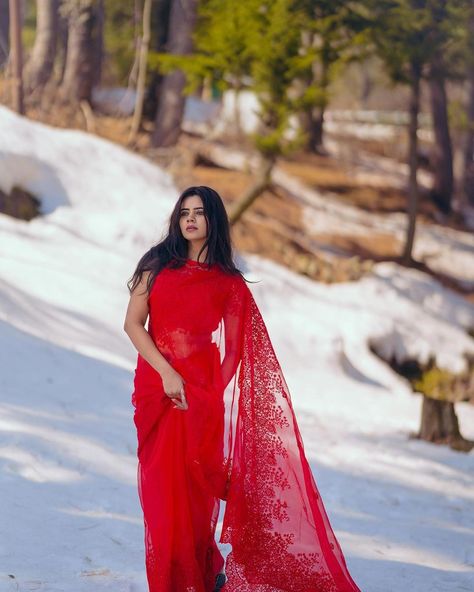 Soundarya Nanjundan, Saree In Snow, Snowfall Photoshoot, Kashmir Outfits, Saree Photoshoot, Red Saree, Wedding Outfits, Outfits Ideas, Wedding Outfit