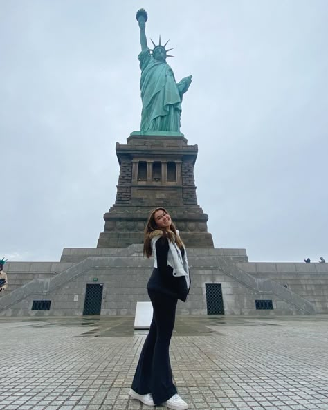 Statue Of Liberty Picture Poses, Statue Of Liberty Poses Ideas, Statue Of Liberty Picture Ideas, New York Picture Ideas Summer, Statue Of Liberty Photo Ideas, New York Picture Ideas, Nyc Photoshoot Ideas, New York Photo Ideas, New York Trip Planning