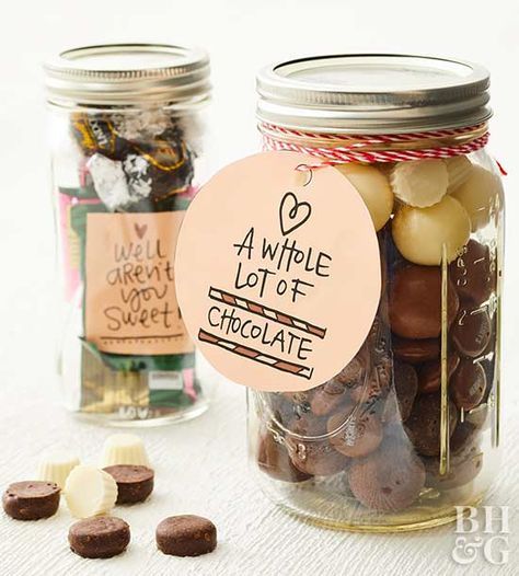 We want all of the chocolate, and we bet your friends do, too. Fill up a jar, attach a tag, and make their day. Make it pretty by laying dark chocolate, milk chocolate, and white chocolate for an ombre look. Diy Christmas Party Favors, Christmas Party Favors For Adults, Mason Jar Gift Tags, Mason Jar Terrarium, Chocolate Jar, Handmade Party Favors, Mason Jar Gift, Diy Christmas Party, Jar Tags