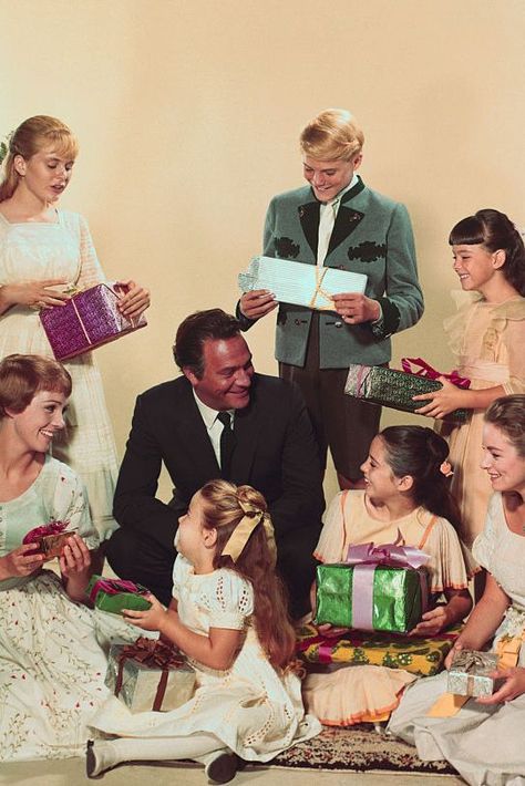 Vintage Hollywood Christmas, Celebrity Christmas Photos, Old Hollywood Christmas, Christmas Core, Celebrity Christmas, Hollywood Christmas, Movie Christmas, Vintage Christmas Photos, Eddie Fisher