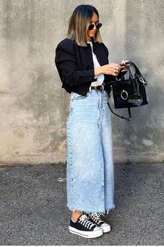 12 Maneiras de usar saia longa com tênis - Guita Moda Looks Com All Star, Best Winter Outfits, Denim Skirt Outfits, Outfits With Converse, Looks Street Style, Looks Black, Midi Skirts, Jeans Rock, Denim Outfit