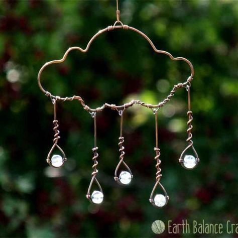 Beaded Cloud, Carillons Diy, Copper Wire Crafts, Wire Art Sculpture, Diy Wind Chimes, Rain Cloud, Cloud Art, Decor Hanging, Crystal Suncatchers