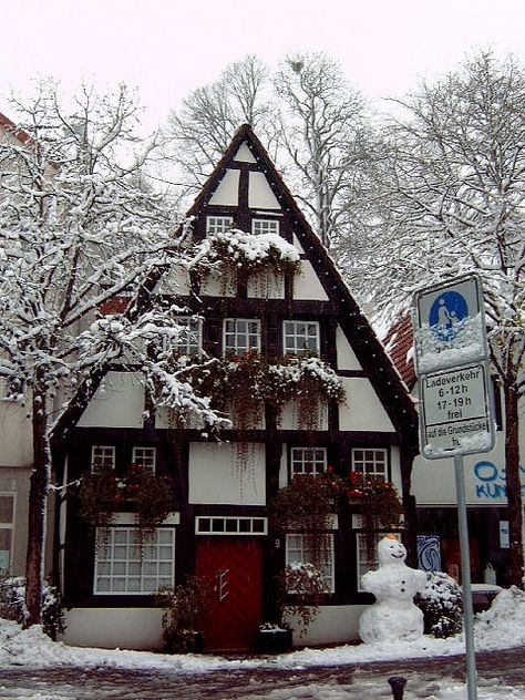 German Fachwerk House: I love the details .. it's like an over sized gingerbread house German Houses, German Architecture, European Architecture, Cottage Cabin, Cottage Design, Cozy Cottage, Beautiful Buildings, House Inspiration, Old House