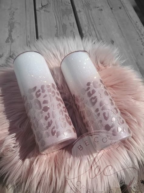 Rose Gold Tumblers With Vinyl Ideas, Cute Tumblr Cup Designs, Tumbler Cups Diy Epoxy, White Glitter Tumbler Ideas, White Tumbler Ideas, Tumblr Ideas Cups, Tumbler Ideas For Women, Cup Designs Tumbler, Tumblr Cup Designs