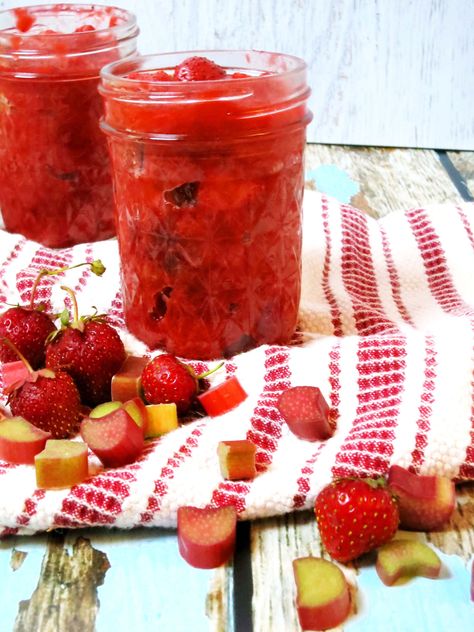 strawberry rhubarb compote Strawberry Rhubarb Compote, Rhubarb Sauce, Strawberry Pie Recipe, Yogurt Toppings, Rhubarb Compote, Jelly Jelly, Compote Recipe, Romanian Recipes, Cottage Bakery