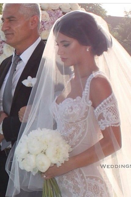 Bride Hair Down Flowers, Wedding Veils With Hair Down, Veil Over Face, Wedding Hair With Vail, Instagram Dress, Wedding Dress With Veil, Wedding Palette, Traditional Bride, Hair Down