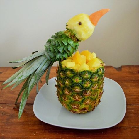 Pineapple Parrot. Carving Food Art, Pineapple Parrot, Food For Wedding, Birthday Party Snacks, Fruit Animals, Fruit And Vegetable Carving, Vegetable Carving, Food Decorations, Food Display