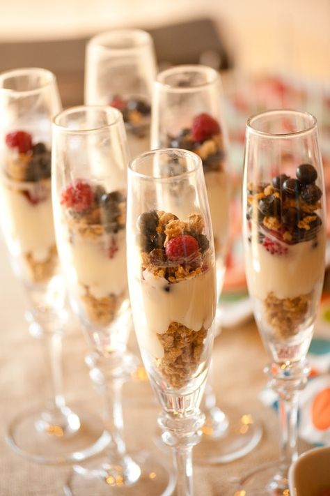 brunch idea - yougurt, fruit & granola | http://amazingdesertforyou.blogspot.com Fancy Yogurt Parfait, Wedding Morning Breakfast Ideas, Day Of Wedding Getting Ready Mornings Brunch Ideas, Getting Ready Brunch Wedding, Fancy Breakfast Ideas Brunch Party, Brunch Parfait, Baptism Brunch, Buffet Brunch, Fruit Granola