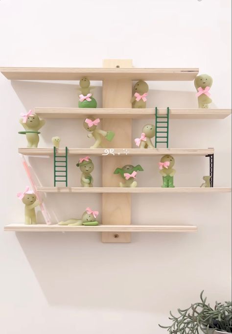 Smiski Display Ideas, Smiski Shelf, Vy Core, Cute Shelves, Aesthetic Shelf, Cute Shelf, Apartment Plants, Blind Boxes, Dollhouse Printables