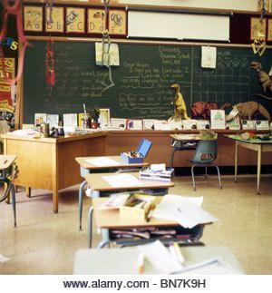 School Classroom Interior, 80s School, Classroom Desks, Primary School Classroom, Perfect Classroom, Classroom Interior, Classroom Desk, School Hallways, Library Chair