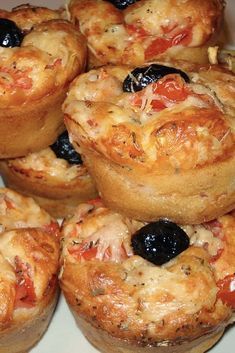 Muffin salé façon pizza, vous aimez la pizza et les muffins salés ? Vous allez craquer pour ces délicieux petits muffins salés façon pizza à réaliser. via @Recettesplat Muffin Sale, Buffet Sale, Brunch Sale, Les Sales, Pizza Muffin, Savory Muffins Recipes, Cake Pizza, Pizza Muffins, Pizza Cake