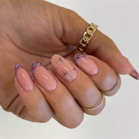 Cute Glam Nails, Glam Nails Short, Low Rise Skirt Outfit, Night Out Outfit Aesthetic, Summer Night Out Outfit, Outfit Bella Hadid, Night Out Outfit Summer, Gold Gel Nails, Bella Hadid Aesthetic