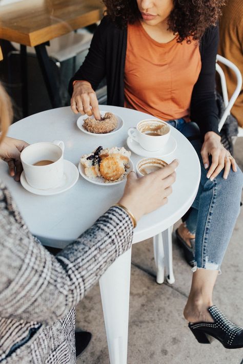 Customer Photography, Cafe Photography, Coffee Shop Photography, Coffee Shot, Eat Snacks, Coffee With Friends, Green Mugs, Tea Brands, Peppermint Mocha