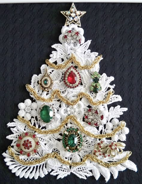 Vintage Jewelry Framed Art, Christmas Tree Made From Old Jewelry, Broach Christmas Tree Diy, Things To Make With Old Jewelry, Old Jewelry Crafts Ideas, Jewelry Art Ideas, Jewelry Tree Art, Vintage Jewelry Tree, Heart Quilling