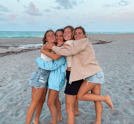 Group Photo Poses Beach, Cute Beach Pic Ideas Best Friends, Summer Friend Group Pictures, 1 Person Beach Pictures, Friend Group Picture Poses, Group Of 4 Picture Poses, Spring Break Picture Ideas Friends, Instagram Pose Ideas Group, Group Vacation Pictures