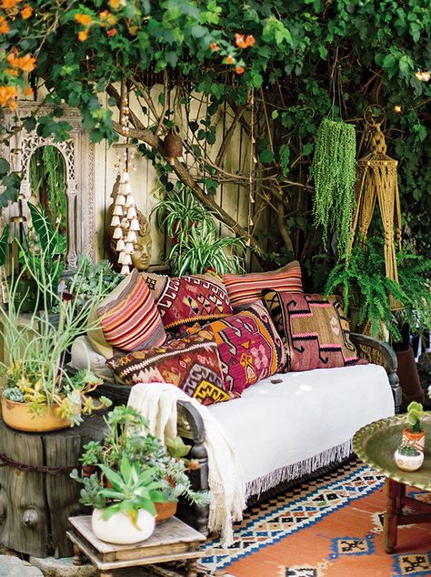 Bohemian Patio, Hiasan Bilik Tidur, Deco Boheme Chic, Deco Zen, Lots Of Plants, Bohemian Style Decor, Bohemian Garden, Boho Patio, Justina Blakeney