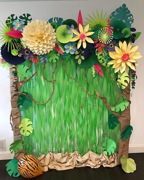 #paperflowers#paperbackdrop#jungle#craft Jungle Crafts, Jungle Thema, Jungle Decorations, Cloth Ideas, Jungle Flowers, Hawaiian Party Decorations, Deco Jungle, Jungle Theme Birthday, Jungle Birthday Party