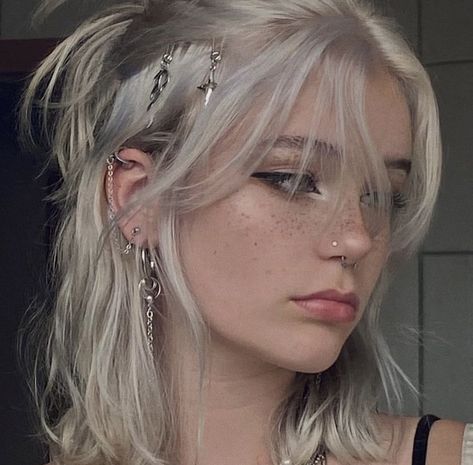 Punk Prom Hairstyles, Wolf Cut Prom Hair, Alternative Hair Blonde, Edgy Blonde Hair Grunge, Apocalypse Hair, Alternative Girl Aesthetic, Wavy Silver Hair, Blonde Messy Hair, Long Punk Hair