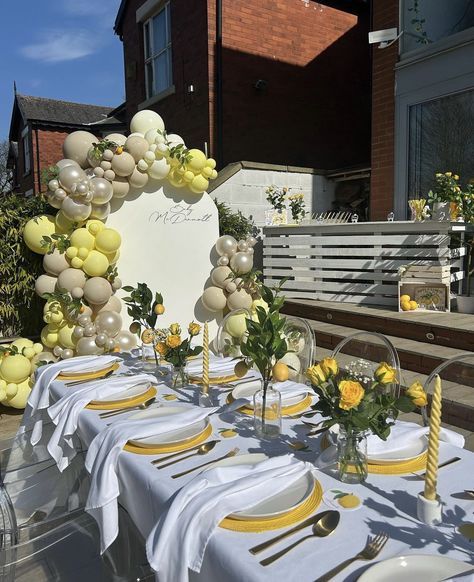 Lemon Ideas Decor, Lemon Themed Table Settings, Yellow Brunch Decor, Yellow Birthday Aesthetic, Lemon Themed Baby Shower Ideas, Summer Baby Shower Themes, Theme Bapteme, Lemon Themed Party, Lemon Themed Bridal Shower