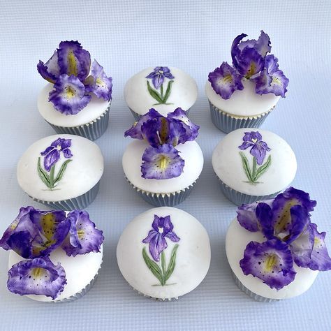 Iris Wedding Cake, Iris Cake Decoration, Iris Cupcakes, Iris Cake, Iris Wedding, Anniversary Cupcakes, Learn Cake Decorating, Royal Icing Flowers, Icing Flowers