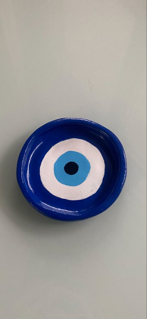 Air Dry Clay Evil Eye, Easy Aesthetic Clay Ideas, Evil Eye Clay Tray, Astray Clay Ideas, Clay Bowl Ideas Easy, Evil Eye Bowl, Easy Dry Clay Ideas, Clay Dish Ideas Aesthetic, Clay Craft Ideas Aesthetic