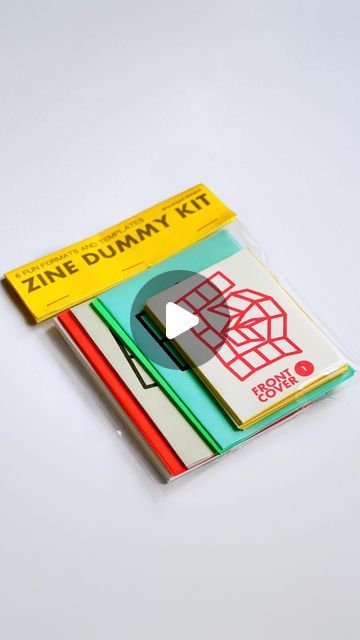 Tum Wuthipol Uj. (ตั้ม) on Instagram: "This is how I assemble the Zine Dummy Kit for you. Zine Dummy Kit is a guideline to zine-making—created by Tum Wuthipol Uj.—as a way to suggest various approahes to make a zine. Through a hands on experience, it will provide you with a visual understanding of how each zine format is constructed. This zine kit contains 6 playful folding formats, each templated with sequence page numbers. You are encouraged to explore and create a zine that best resonates with your aesthetic of art. The sequence of these pages may be irrelevant to your artwork. I suggest you put your own twist on it, make it unique to your style, and make sure it makes sense with your design. Zine-making is a trial and error experiment—often a mistake becomes a new idea. #aperturebroug Zine Format Ideas, Art Zine Ideas, Zine Template, Creative Zine Layout, How To Make A Zine Book, Zines Ideas, Fanzine Ideas, Zine Design Ideas, Mini Zine