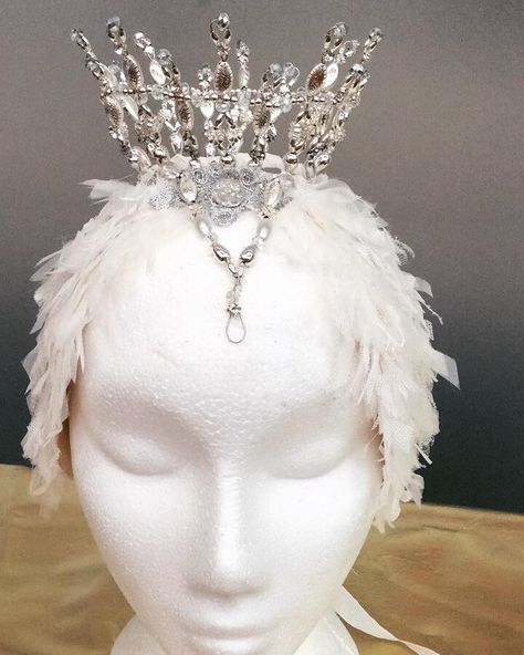 white swan tiara White Swan Headpiece, White Swan Hairstyle, Swan Lake Crown, Circus Hairstyles, Swan Headpiece, White Swan Costume, Swan Crown, Ballet Crowns, Jewelled Headpiece