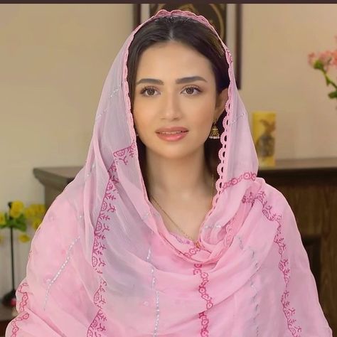 Aye Musht E Khaak, Musht E Khaak, Bhavana Actress, Sana Javed, Denim Refashion, Girly Dp, White Suit, Pakistani Dress, Beautiful Muslim Women