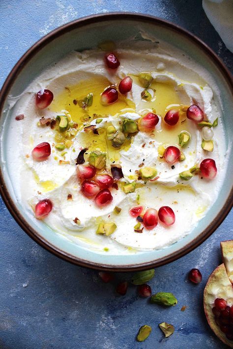 Labneh, fromage libanais maison Pomegranate Dip, Labneh Cheese, Labneh Recipe, Yummy Pie Recipes, Fancy Appetizers, Lebanese Food, Lebanese Recipes, Homemade Cheese, Delicious Pies