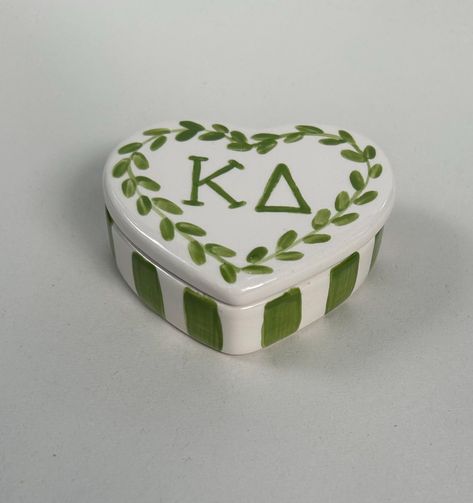 This is the perfect place to keep your sorority pin! The ceramic box is hand painted in sorority colors and glazed and fired in my kiln. This would be a great gift for any sorority girl! Pin Boxes Sorority, Badge Box Sorority, Sorority Gift Ideas, Sorority Pin Box Ideas, Pin Box Sorority, Little Baskets Sorority Ideas, Sorority Little Gifts, Sorority Pin Box, Sorority Baskets