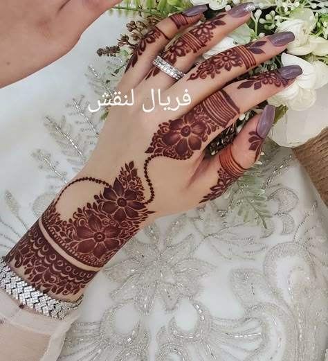 Full Back Hand Mehndi Designs, Mehndi Stain, Hand Mehndi Designs, Back Hand Mehndi, Tato Henna, Finger Henna Designs, Henna Tattoo Designs Hand, Simple Henna Tattoo, Latest Henna Designs