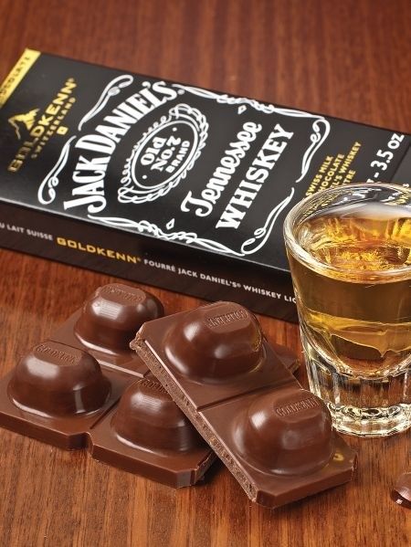 A bar of whiskey-filled chocolates for indulging like a pro in those moments when you deserve something sweet and something strong. 35 Things That'll Make 2018 Your Year Liquor Candy, Alcohol Chocolate, Whiskey Chocolate, Blackberry Syrup, Milk Chocolate Bar, Swiss Chocolate, Chocolate Liquor, Grand Marnier, Chocolate Filling