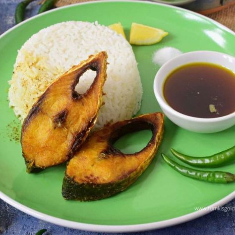 Ilish Fri with Steamed Rice Ilish Mach, Hilsa Fish, Crispy Fried Fish, Fish Fry Recipe, Bengali Cuisine, Paleo Chili, Popular Dishes, Fried Fish Recipes, Festival 2023