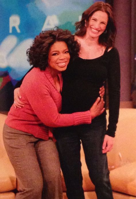 Oprah embraces a seven-month pregnant Julia Robert's November 2004 Julia Roberts Pregnant, Pregnant Celebrities, Feature Article, Julia Roberts, Oprah Winfrey, Pretty Woman, Hollywood, Magazine, Celebrities