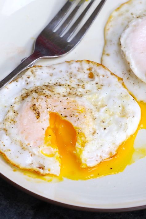 Over Medium Eggs, Egg In The Microwave, Eggs Over Medium, Fried Egg Breakfast, Perfect Fried Egg, Egg Calories, Easy Egg Recipes, Egg Bites Recipe, Over Easy Eggs