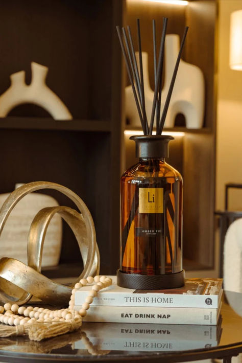 luxury reed diffusers Luxury Hotels Lobby, Luxury Home Accessories, London Interior Design, Buffet Console, Spa Interior, Room Diffuser, Luxury Living Room Design, Wall Art Lighting, Amber Glass Bottles